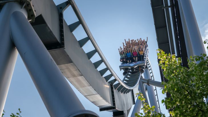 Ein voll besetzter Zug der Attraktion Silver Star während der Fahrt.