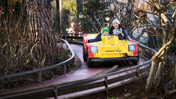 Mutter und Sohn fahren im Rennwagen auf der Silverstone-Piste