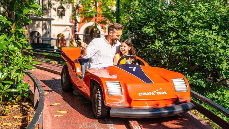 Vater und Tochter in einem Rennwagen auf der Silverstone-Piste.