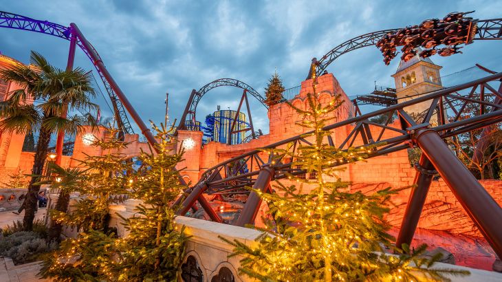 Der weihnachtlich geschmückte kroatische Themenbereich, im Hintergrund ist die Achterbahn Voltron Nevera powered by Rimac zu sehen.