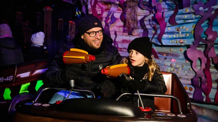 Vater und Tochter in der Attraktion Abenteuer Atlantis.