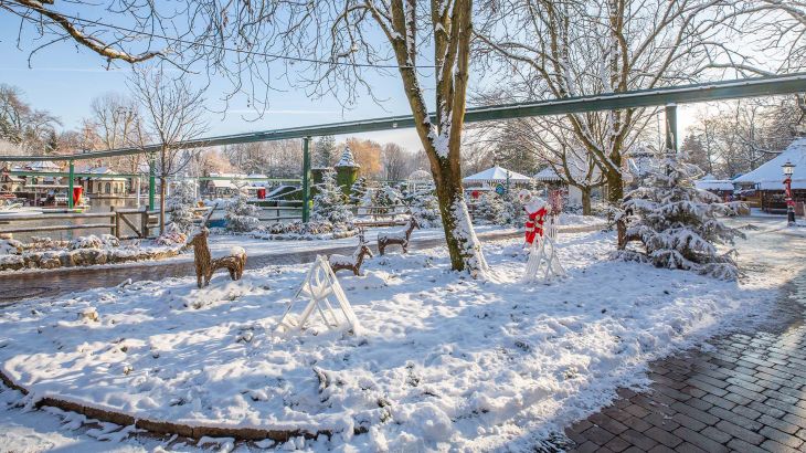 Der mit Schnee bedeckte Themenbereich Abenteuerland.