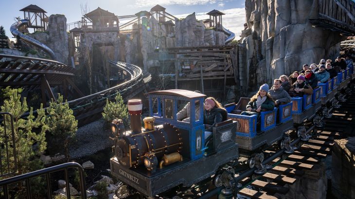 Ein vollbesetzter Zug der Attraktion Alpenexpress "Enzian" während der Fahrt.