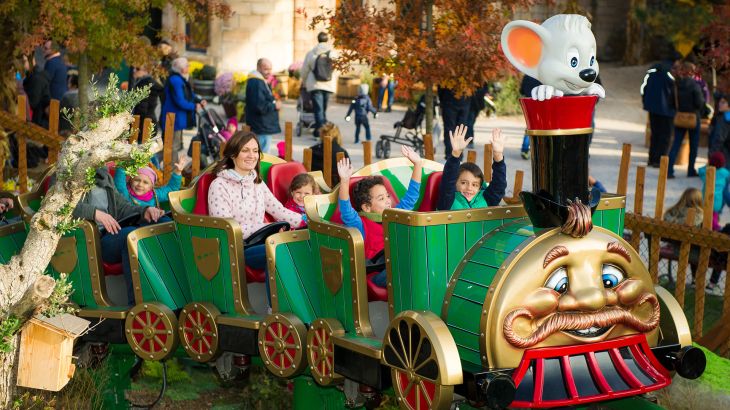 Ein mit Kindern besetzter Zug des Ba-a-a Express.