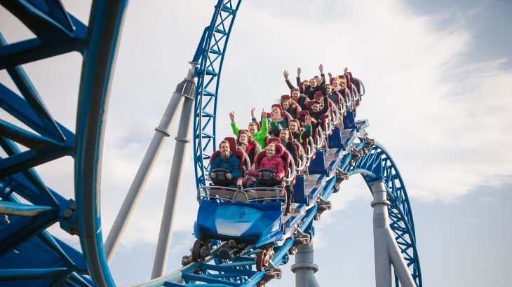 Ein voller Zug der blue fire Megacoaster im isländischen Themenbereich.