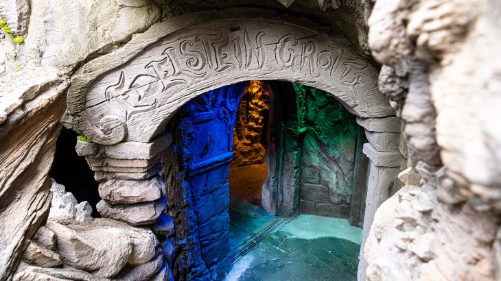 Der Eingang in die verborgene Edelstein-Grotte des Themenbereich Österreich. 