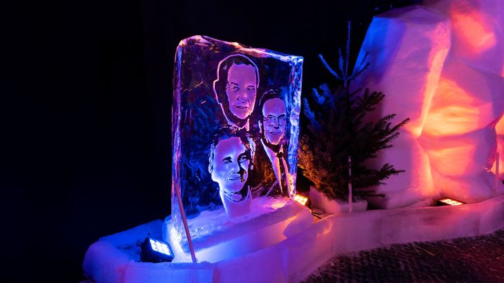 Die Gesichter von Franz, Roland und Jürgen Mack in eine Eisplatte geschnitzt.