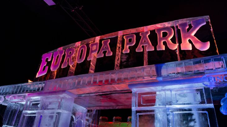 Der Eingang des Europa-Park aus Eis geschnitzt.