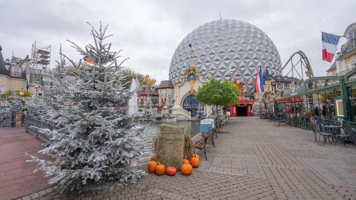 Der Themenbereich Frankreich mit Kürbissen und beschneiten Tannen zur Dekoration. Im Hintergrund ist die Kugel des Eurosat - Can Can Coaster zu sehen.