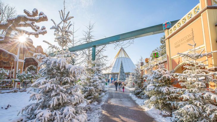 Ein Weg durch Tannenbäume führt geradewegs auf das Histroama zu.