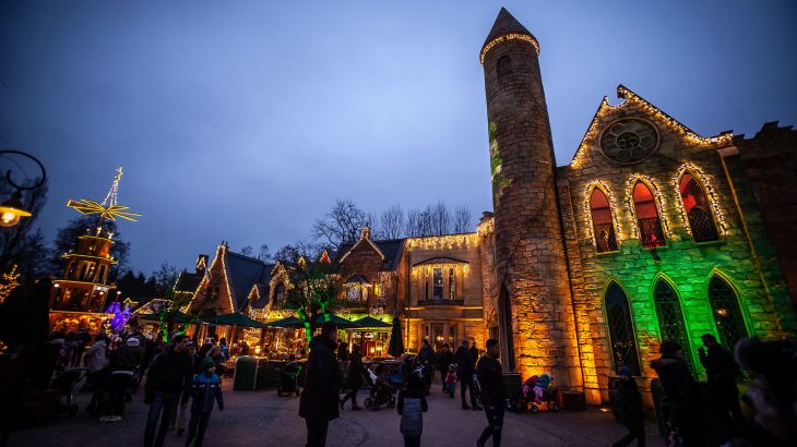 Der irische Themenbereich am Abend mit winterlicher Beleuchtung.