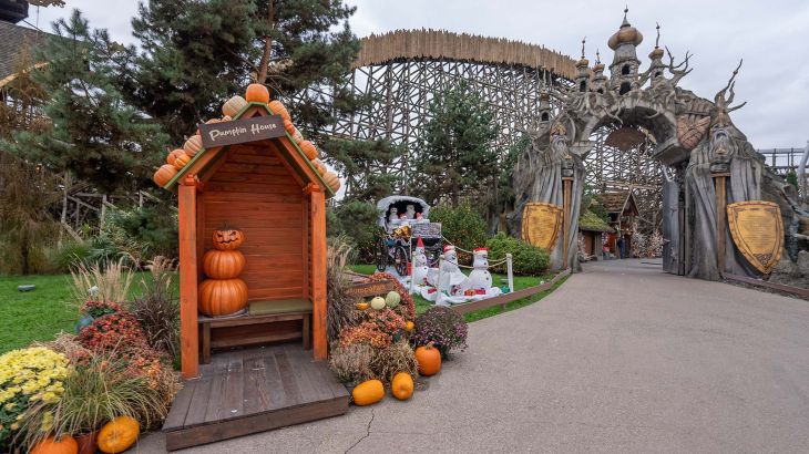 Der isländische Themenbereich mit Dekoration für Halloween und den Winter.