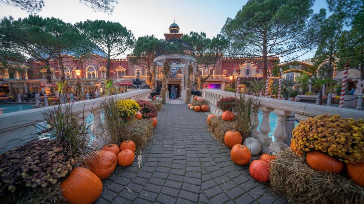 Der italienische Themenbereich mit Kürbissen und Lichterketten dekoriert.