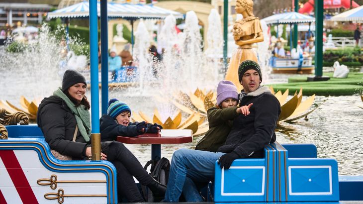 Eine Familie während der Bootsfahrt mit der Attraktion Josefinas kaiserliche Zauberreise.