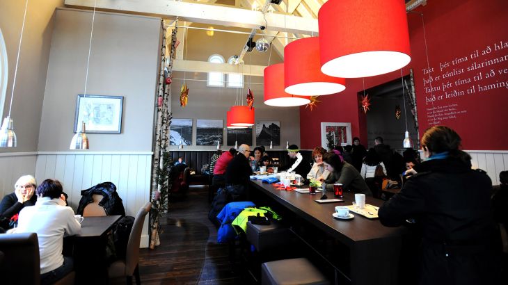 Der Innenraum des Kaffi Hús mit Gästen.