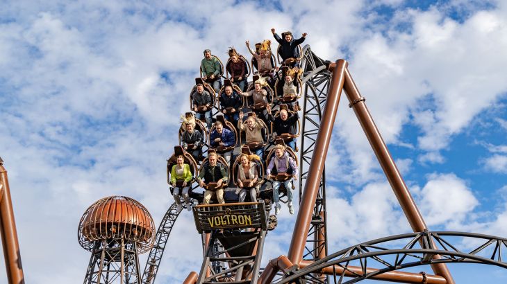 Ein vollbesetzter Zug der Achterbahn Voltron Nevera powered by Rimac.