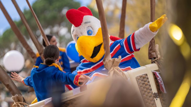 Das Hahn-Maskottchen Louis des Europa-Park fährt in einer Gondel der Liechtensteiner Ballonfahrt mit.