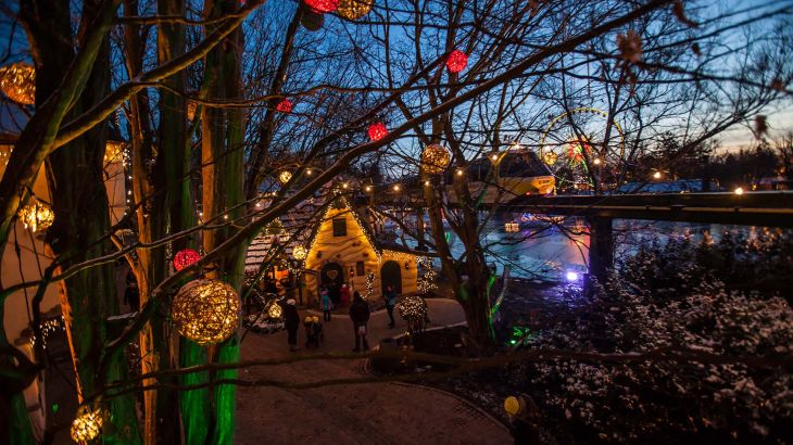 Abends wird Grimms Märchenwald wunderschön beleuchtet mit vielen kleinen indirekten Lichtern.