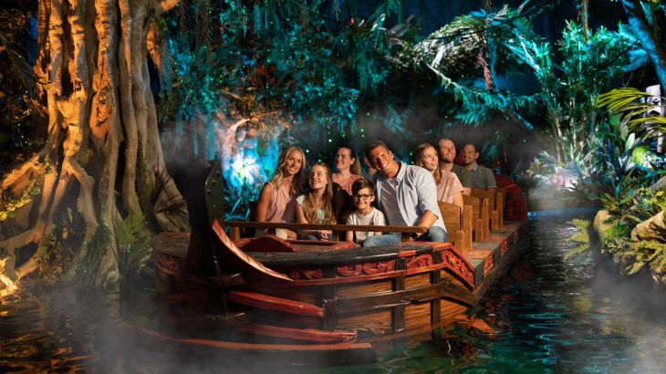 Gäste genießen die Fahrt mit der wiederaufgebauten Bahn "Piraten in Batavia".