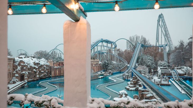 Die mit Schnee bedeckte Wasserattraktion Poseidon.