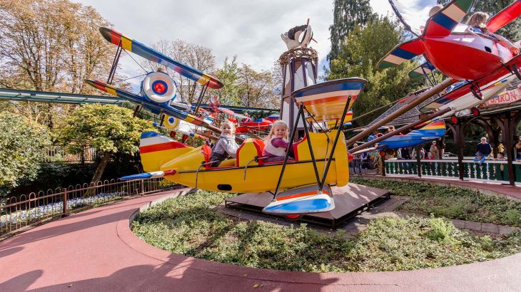 Zwei Kinder in der Attraktion Roter Baron im Themenbereich Holland.