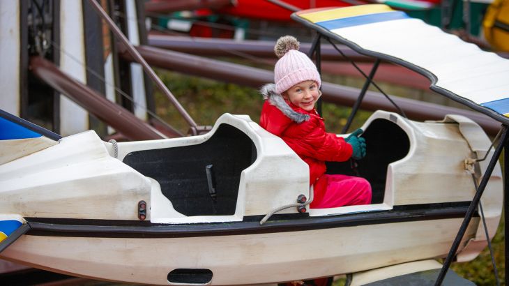 Ein Mädchen in der Attrakion Roter Baron im Themenbereich Holland.