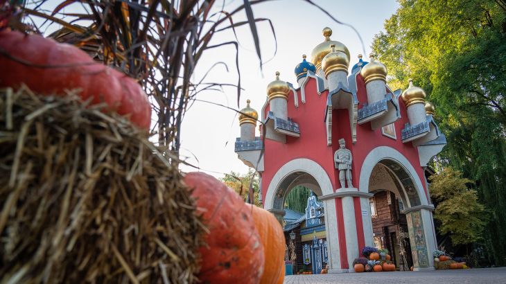 Das mit Kürbissen geschnückte russische Tor am Eingang des russischen Themenbereichs.