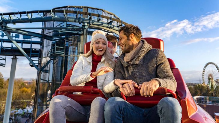 Ein winterlich gekleidetes Pärchen gemeinsam in der Attraktion Euro-Mir.