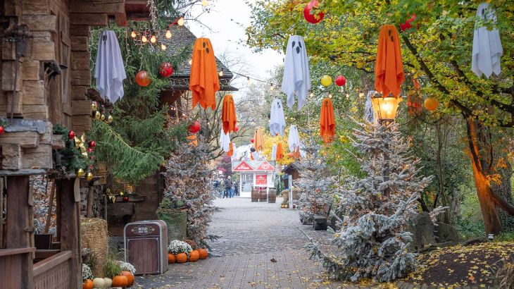 Sowohl winterliche als auch Halloween Dekorationen im Schweizer Themenbereich.