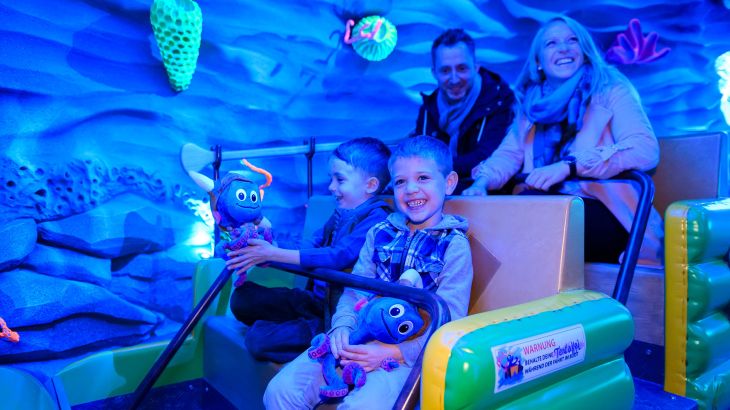 Eine Familie in der Attraktion Snorri Touren im Skandinavischen Themenbereich.