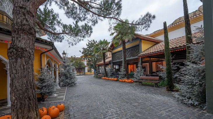 Der Themenbereich Spanien mit Kürbissen und Weihnachtsbäumen als Dekoration.