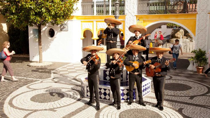 Spanische Mariachis spielen ihre Musik im Themenbereich Spanien.