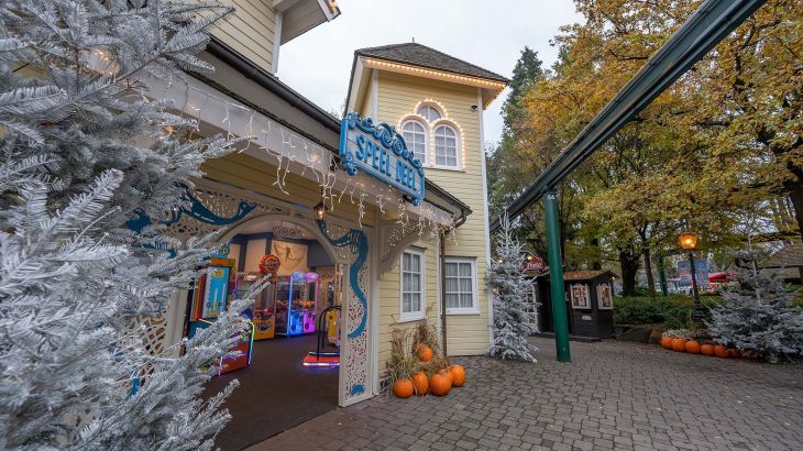 Der skandinavische Themenbereich mit Weihnachtsbäumen und Küfbissen geschmückt.