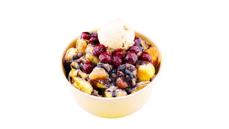 Kaiserschmarrn mit Fruchtragout und Kokoseis.