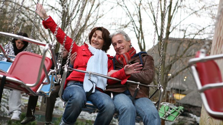 Twee gasten maken samen een ritje in de kettingmolen Weense zweefmolen – Glückspilz in Europa‑Park.