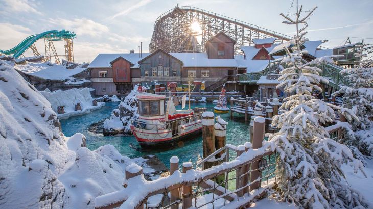 Die mit Schnee bedeckte Attraktion Whale Adventures - Northern Lights.