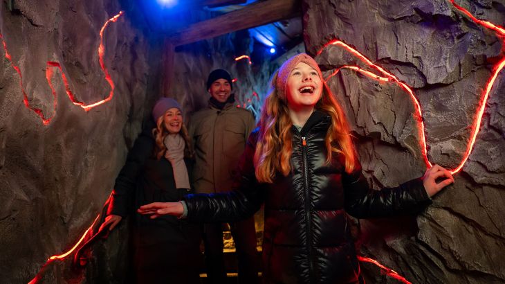 Eine Familie lacht gemeinsam in der Zauberschlucht der Diamanten.