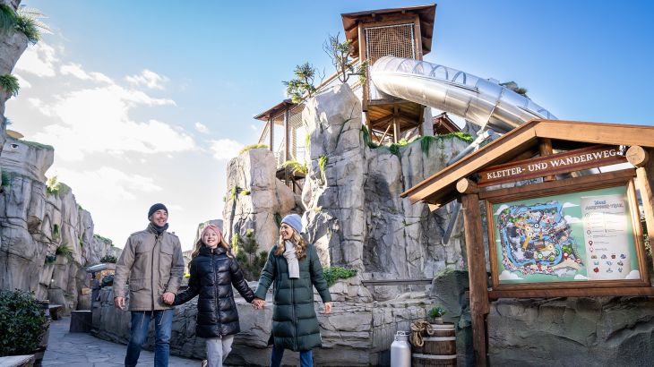 Eine Familie spaziert gemeinsam durch den Yomi Abenteuer Trail.