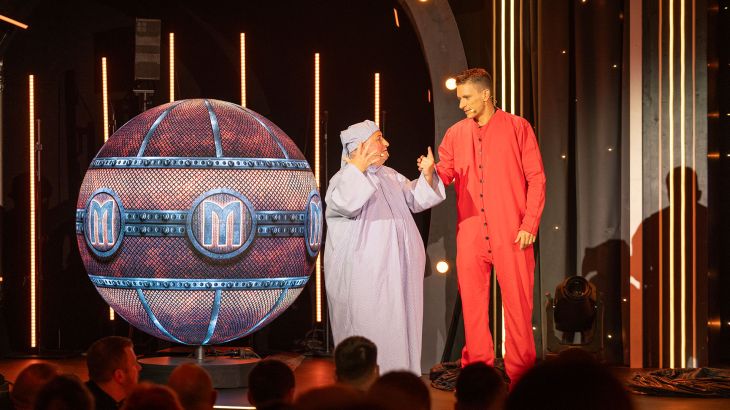 Die Moderatoren Sebastian Rosenbaum und Stéphane Bulcourt der Dinner-Show sind auf der Bühne in Schlafklamotten gekleidet.