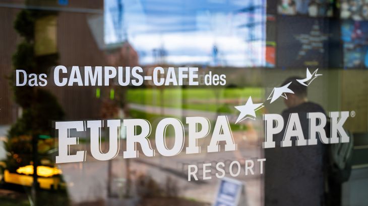 Das Café 75 – das Campus-Cafe des Europa-Park Erlebnis-Resorts von außen.