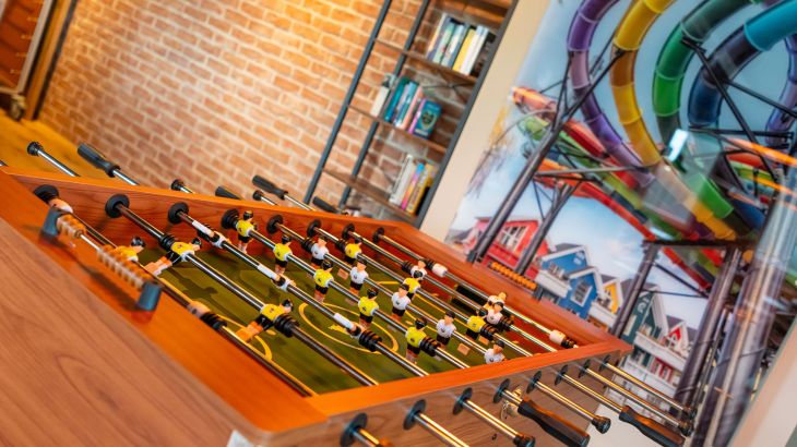 Tischkicker und viele weitere Unterhaltungsmöglichkeiten im Café 75 des Europa-Park Erlebnis-Resorts.