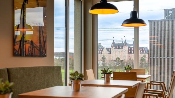 Blick aus dem Café 75 auf das Hotel "Krønasår" des Europa-Park Erlebnis-Resorts.