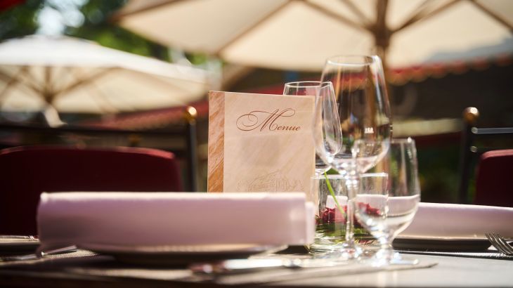 Der elegant gedeckte Tisch, der die Gäste beim Tapas Abend erwartet.