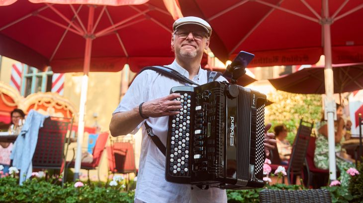 Ein Akkordeonspieler sorgt für tolle Live-Musik beim Tapas Abend im Schloss Balthasar.