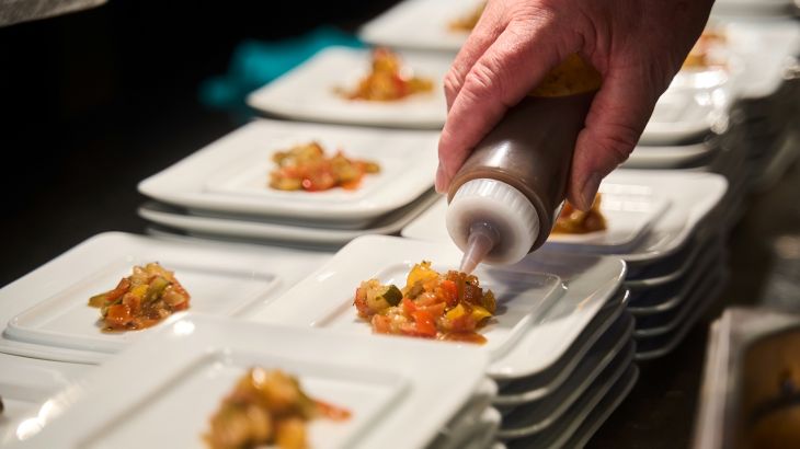 Liebevoll angerichtete Teller mit leckeren Tapas.