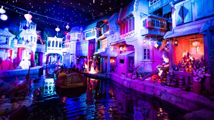 Ein Boot fährt durch die Kulisse von "Piraten in Batavia".