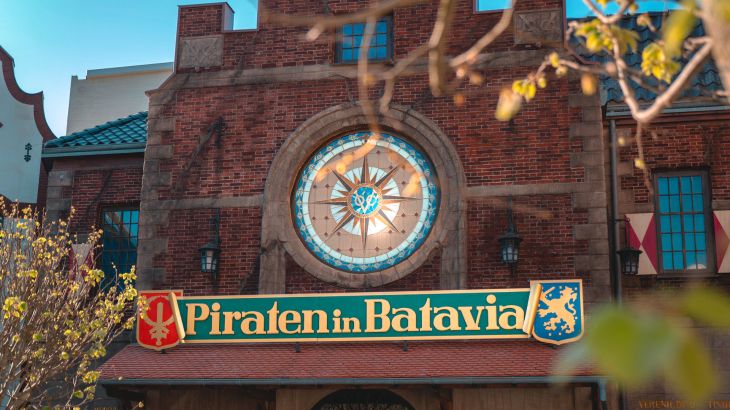 Der Eingang der Attraktion "Piraten in Batavia".