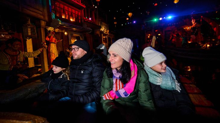 Eine Familie bestaunt gemeinsam die Szenerie in Piraten in Batavia.