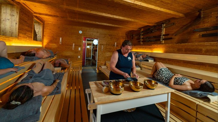 Mehrere Personen entspannen in der Sauna "lille".