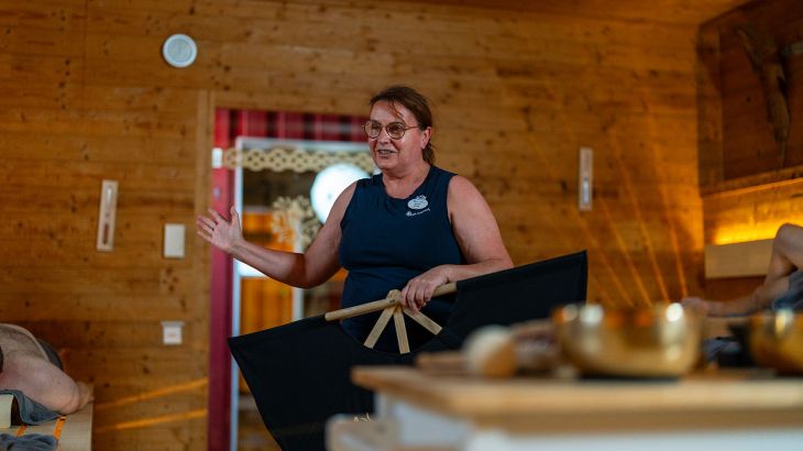 Eine Saunameisterin bei einem Aufguss in der Sauna "lille".